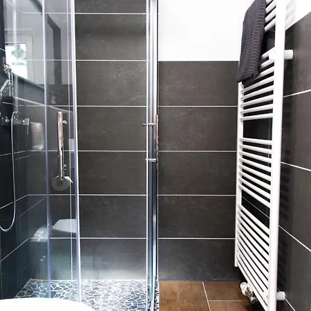 Nuerburgring Industrial Design House, Grosser Garten, Bbq Lejlighed