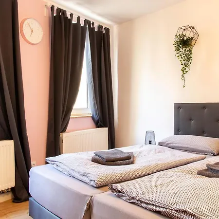 Nuerburgring Industrial Design House, Grosser Garten, Bbq